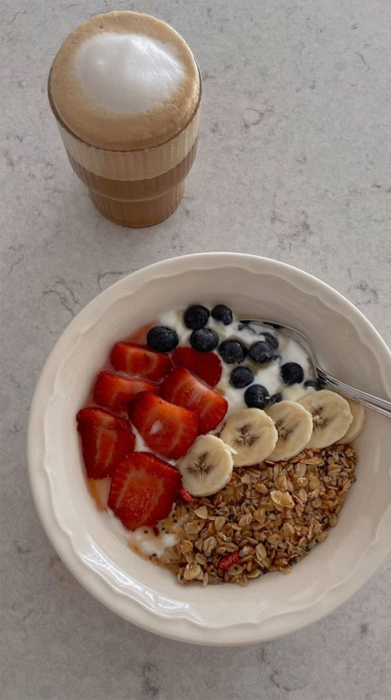 The Health Benefits of Wholesome Breakfast Bowls : Berry Crunch Yogurt Bowl with Latte