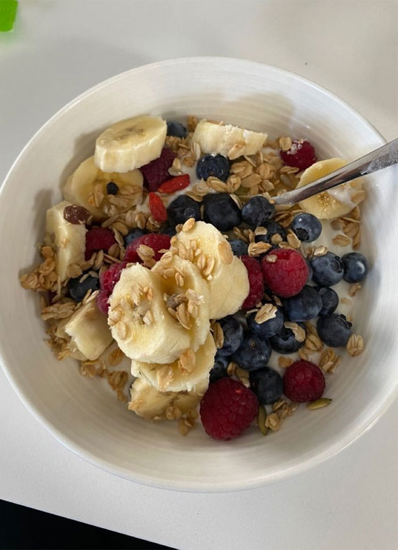 The Health Benefits of Wholesome Breakfast Bowls : Mixed Berry Yogurt Oat Bowl