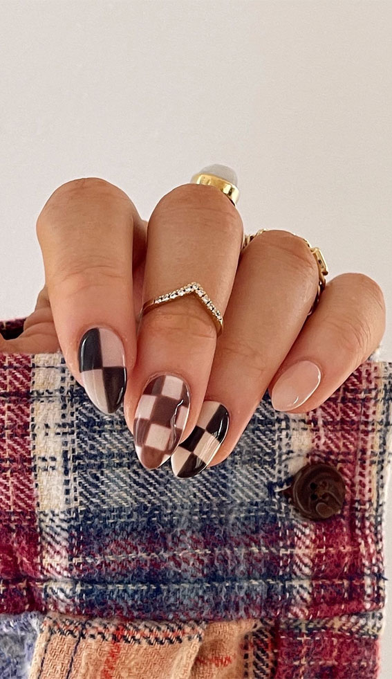 28 Trendy Retro Nails Inspired By The Past : Brown Checkered Nails