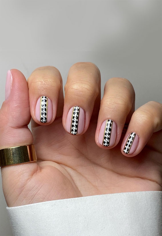28 Trendy Retro Nails Inspired By The Past : Houndstooth Strip Short Nails