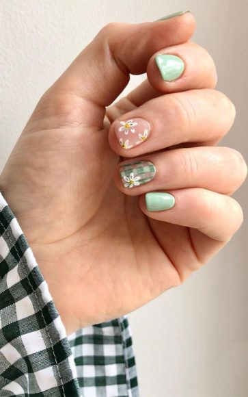 Trendy Retro Nails Inspired By The Past Green Nude Short Nails